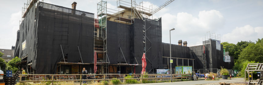eingerüsteter Bahnhof mit schwarzer Plane
