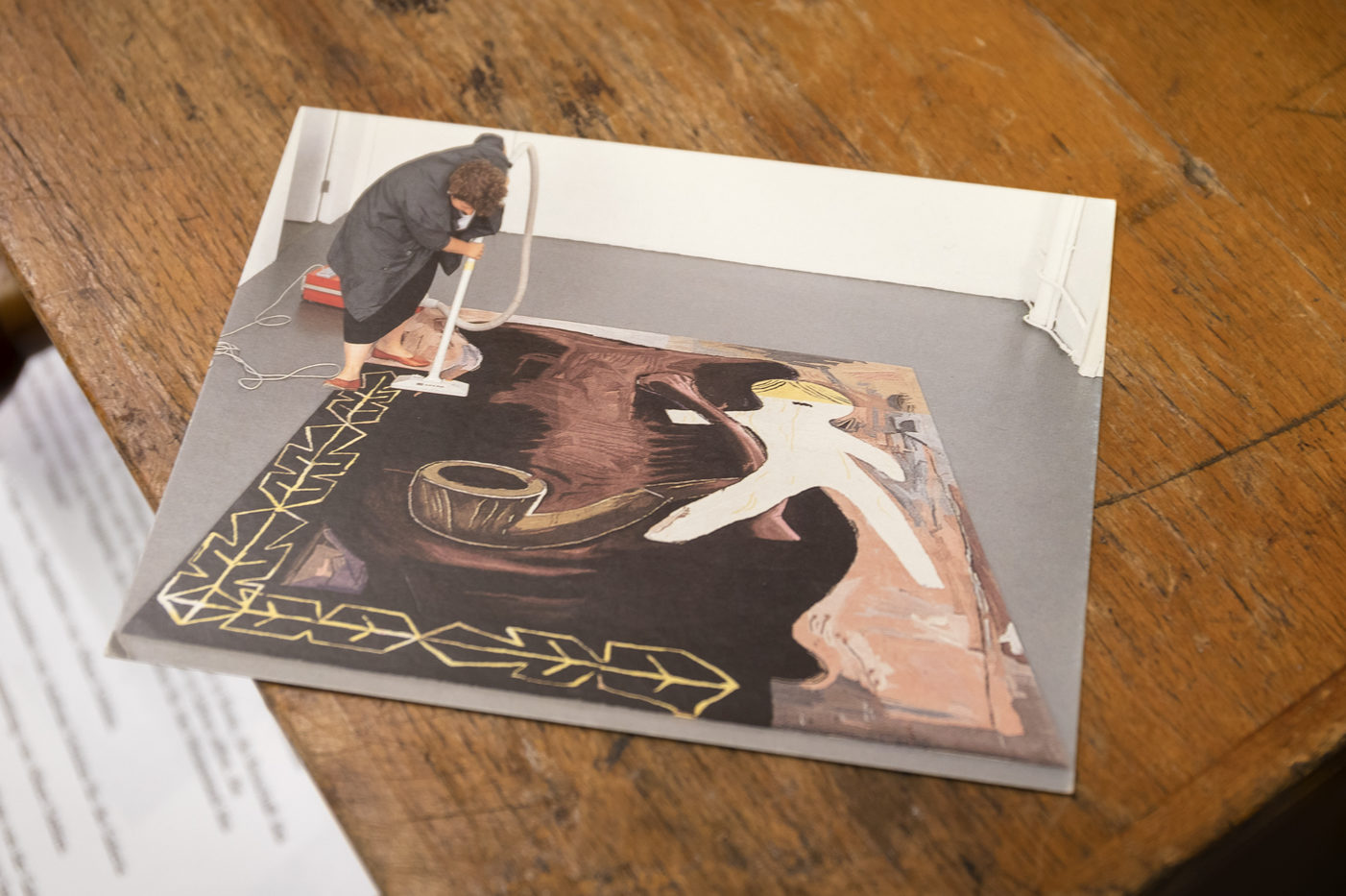 Ein Foto von einer Frau die einen Teppich von Specht staubsaugt